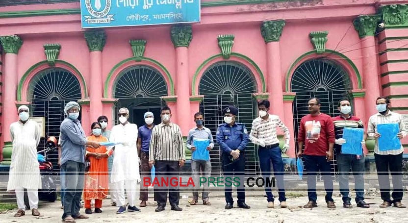 গৌরীপুরে সাংবাদিকদের পিপিই দিলেন এমপি নাজিম উদ্দিন