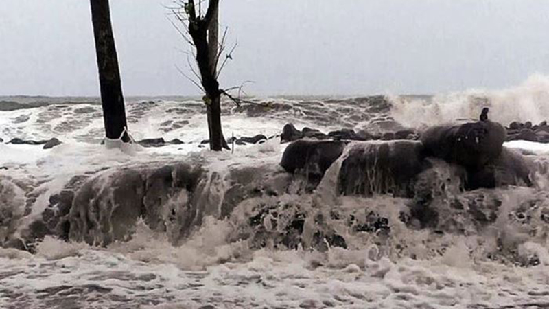 মোংলা ও পায়রা সমুদ্রবন্দরে ১০ নম্বর মহাবিপদ সংকেত
