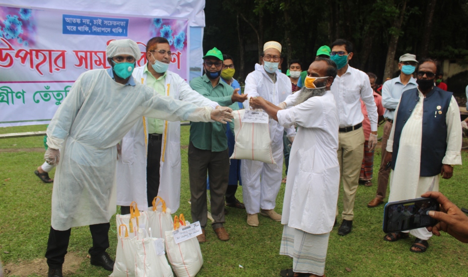 অসহায়ের মাঝে উপহার সামগ্রী বিতরণ করলো গ্রীণ তেঁতুলিয়া