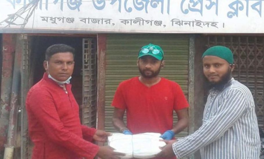 ঝিনাইদহে সাংবাদিকদের পিপিই দিলেন যুবদল নেতা