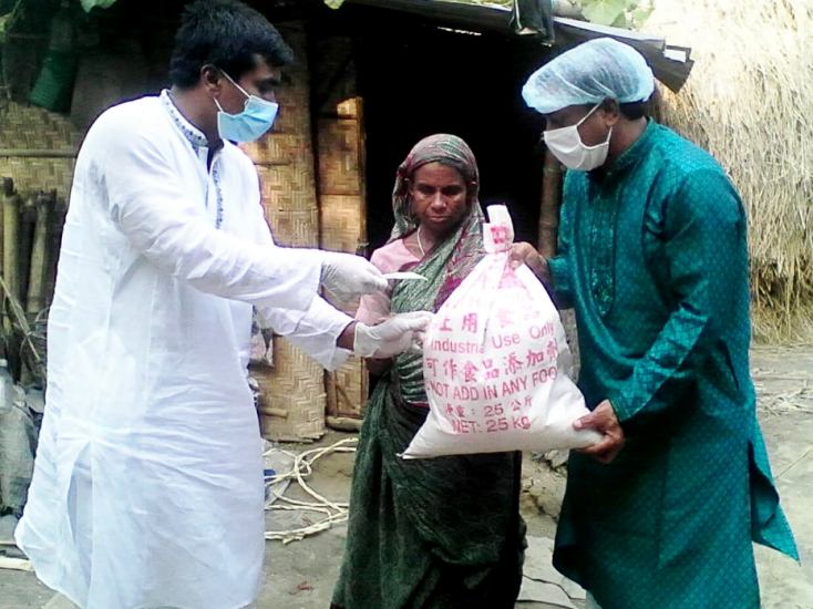 ভূমিহীন জহুরার বাড়িতে খাদ্য ও অর্থ নিয়ে উপজেলা চেয়ারম্যান মোফাজ্জল
