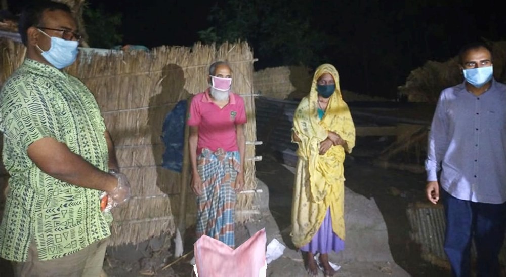 ডোমারে অসহায় দম্পতিকে খাদ্য সামগ্রী প্রদান করেন ডোমার থানা পুলিশ