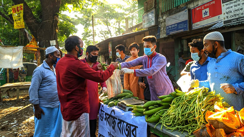 চবি ছাত্রলীগ নেতার উদ্যোগে রেলক্রসিং এলাকায় ‘ফ্রি সবজি’