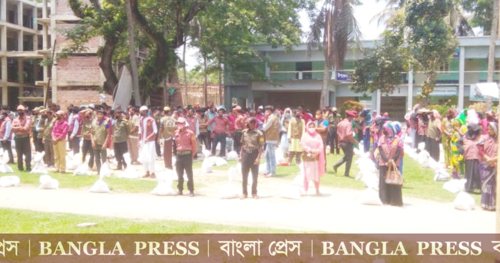 বোয়ালমারী আনসার ও ভিডিপি সদস্যের মাঝে খাদ্য সহায়তা প্রদান