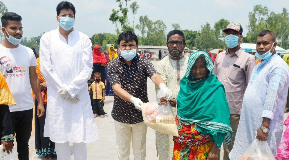 ধুনটে নবাবের খাদ্য সহায়তা পেল দুস্থরা