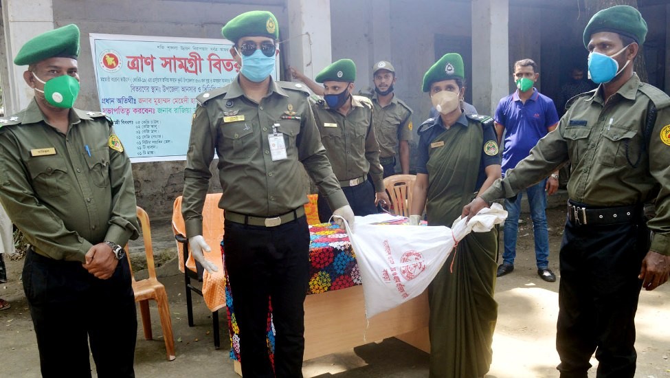 ধুনটে আনসার ও ভিডিপি সদস্যরা পেল ত্রান সামগ্রী