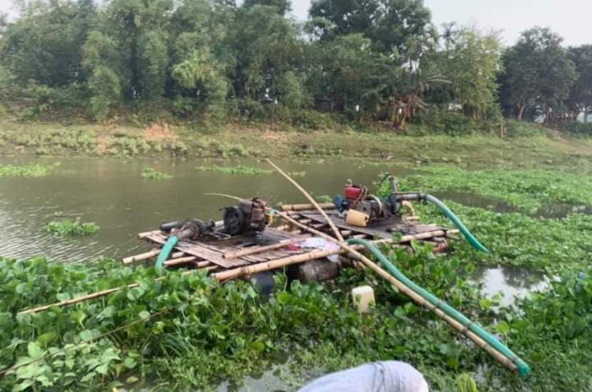 অবৈধ ড্রেজারে আগুন দিল উত্তেজিত জনতা