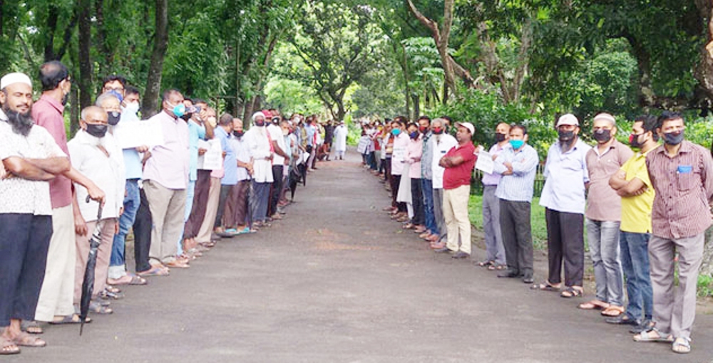 ফরিদপুর চিনিকলে বকেয়া বেতন-ভাতার দাবিতে বিক্ষোভ