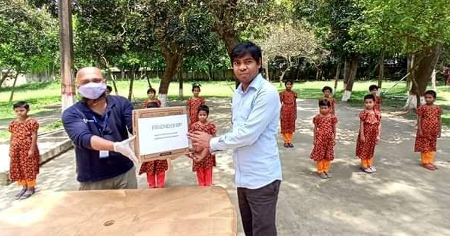 গাইবান্ধায় এতিমখানায় মাস্ক বিতরণ