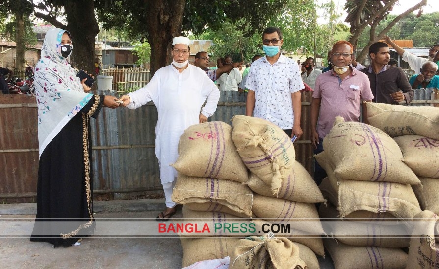ডোমার পৌরসভায় জিআর প্রকল্পের চাল বিতরণ
