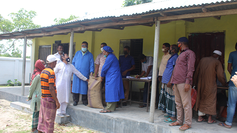 তেঁতুলিয়ায় ৬০০ পরিবারকে সরকার প্রদত্ত ত্রাণ বিতরণ