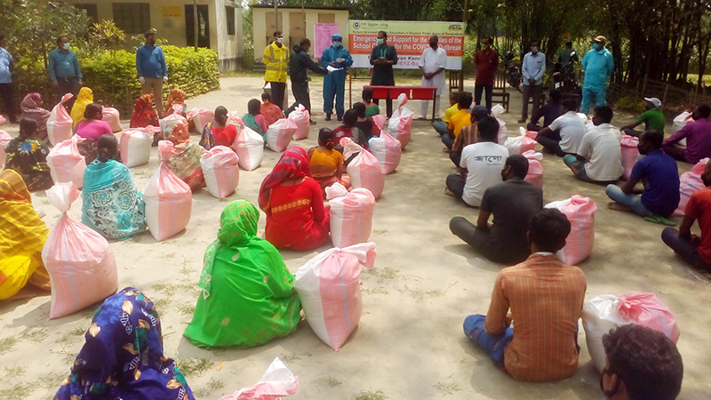 ডোমারে শিক্ষার্থীর অভিভাবকের মাঝে গণ উন্নয়ন কেন্দ্রের খাদ্য সহায়তা প্রদান