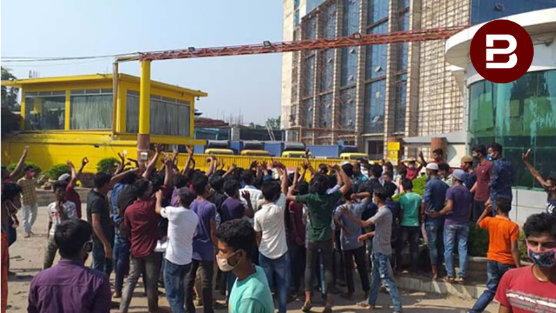 কর্ণফুলীতে বকেয়া বেতনের দাবিতে কারখানায় শ্রমিকদের বিক্ষোভ