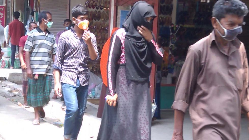 ঝিনাইদহের কালীগঞ্জে সরকারি সিদ্ধান্ত অমান্য করে দোকানপাট খুলে দিল ব্যবসায়ীরা