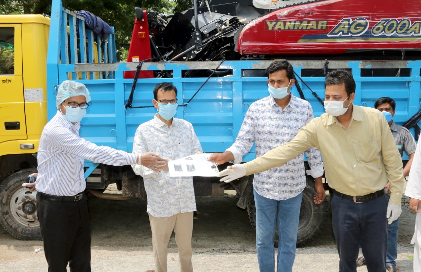 সরকারের ভর্তুকিতে ধান কাটার হারভেস্টার মেশিন পেলেন কৃষক