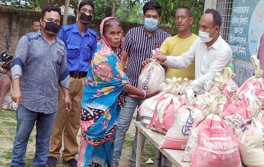 ফুলবাড়ীতে সিএইচসিপির উদ্যোগে খাদ্যসামগ্রী বিতরণ