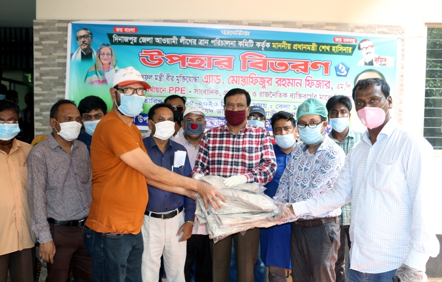 ফুলবাড়ী প্রেসক্লাবের সাংবাদিকদের সুরক্ষায় পিপিই প্রদান করলেন মোস্তাফিজুর রহমান এমপি