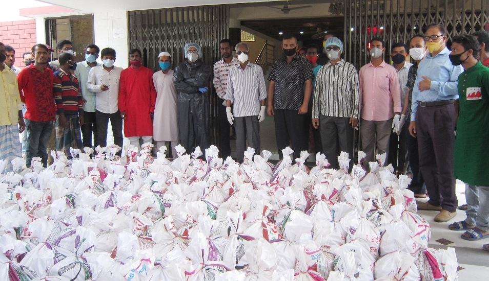 গৌরীপুরে অসহায় ও দরিদ্র মানুষের পাশে ডাঃ মুকতাদির