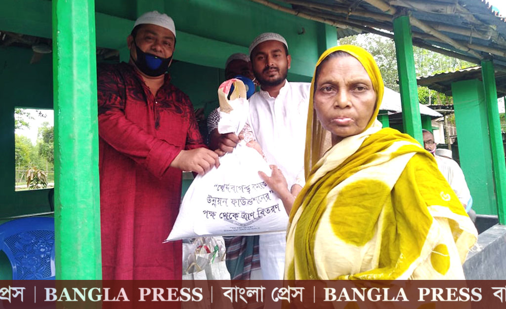 বদরগঞ্জে খোর্দ্দবাগবাড় সমাজ উন্নয়ন ফাউন্ডেশনের ত্রাণ পেলেন শতাধিক পরিবার