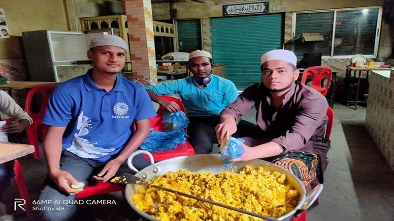 গৌরীপুরে আমরা ক'জন তরুন সংঘের উদ্যোগে অসহায়দের মাঝে ইফতার বিতরণ