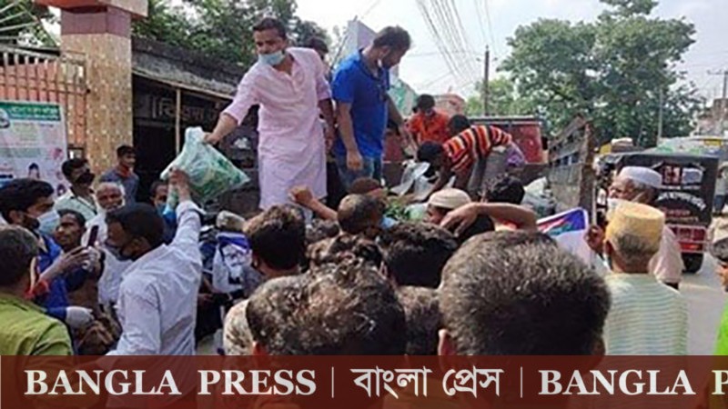 গৌরীপুরে দুস্থদের শাক-সবজি দিলেন যুবলীগ নেতা মনজু