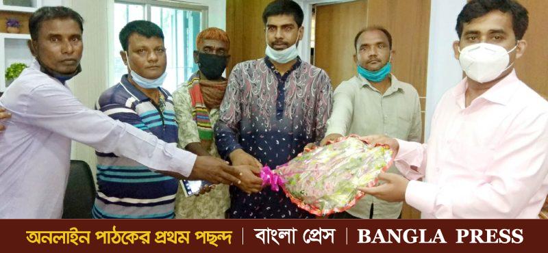 ধুনটে নবাগত ইউএনও’কে আদিবাসিদের শুভেচ্ছা