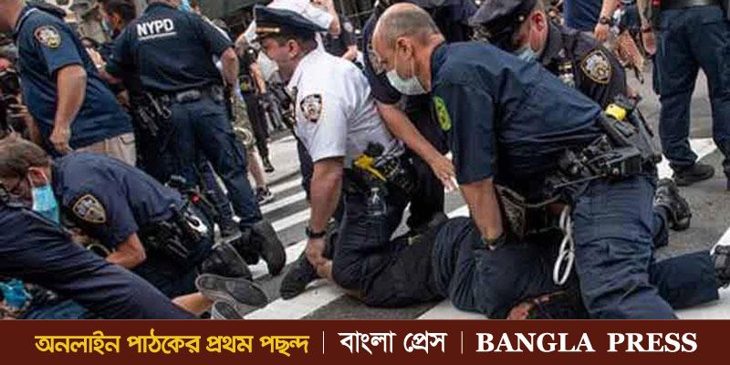 হাঁটু দিয়ে গলাচাপার প্রচলন বন্ধ হচ্ছে যুক্তরাষ্ট্রে !