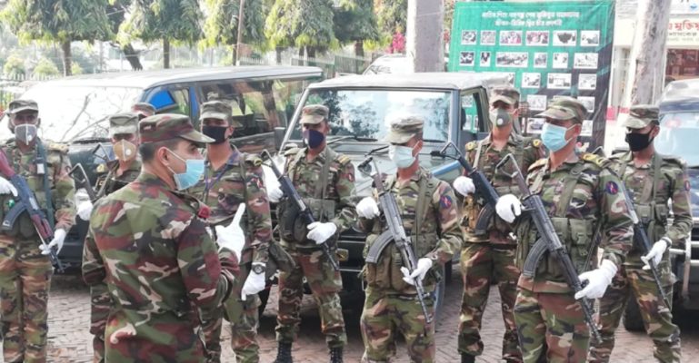 পূর্ব রাজাবাজারে লকডাউন বাস্তবায়নে মাঠে নেমেছে সেনাবাহিনী