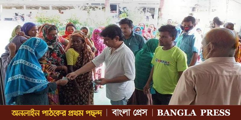রাজারহাট উপজেলা পরিষদ চেয়ারম্যানের উদ্যোগে দুস্থদের মাঝে নগদ অর্থ বিতরণ