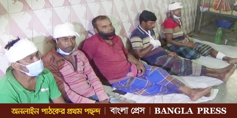 আধিপত্য বিস্তারকে কেন্দ্র করে হরিণাকুন্ডে দু’পক্ষের সংঘর্ষে আহত ২০