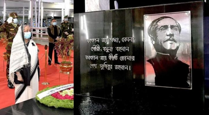 জাতীয় শোক দিবসে বঙ্গবন্ধুর প্রতিকৃতিতে প্রধানমন্ত্রীর শ্রদ্ধা