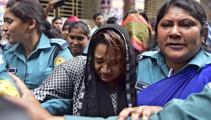 কারাগারে শেষবার মাকে দেখে কাঁদলেন পাপিয়া