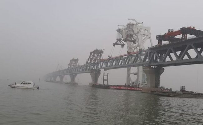 পদ্মা সেতুর শেষ স্প্যান বসানোর কাজ চলছে
