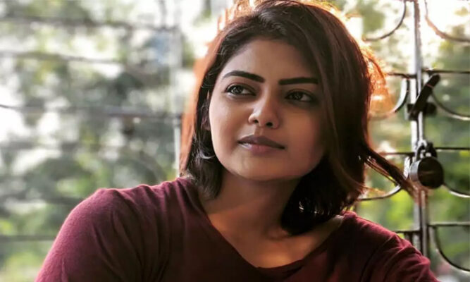 শিবলিঙ্গে ‘কনডম' পরালেন অভিনেত্রী সায়নী
