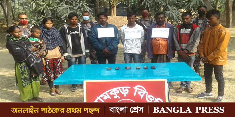 অবৈধভাবে সীমান্ত পাড়ি দেওয়ার সময় নারী শিশুসহ আটক ৬