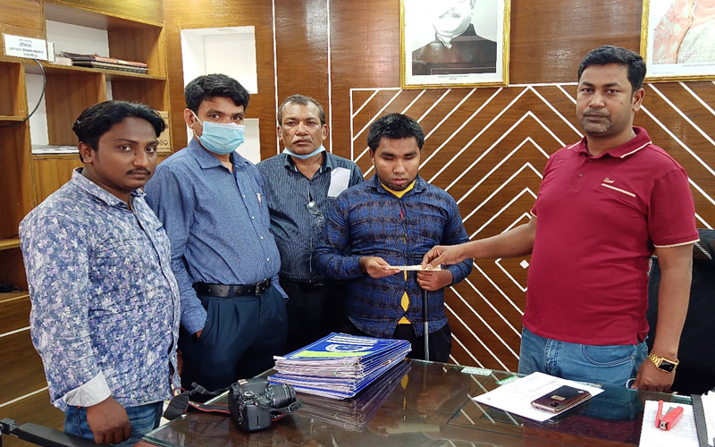 লক্ষ্মীপুরের দৃষ্টিপ্রতিবন্ধী জসিম পেলেন ঘর মেরামতে ঢেউটিন