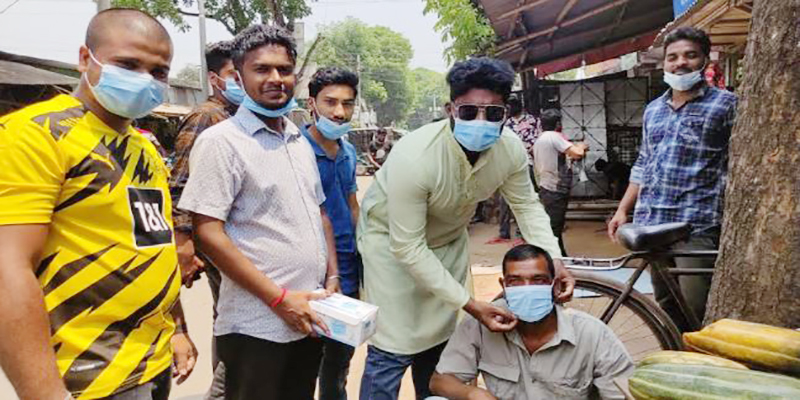 বোয়ালমারীতে ছাত্রলীগের পক্ষ থেকে মাস্ক ও স্যানিটাইজার বিতরণ