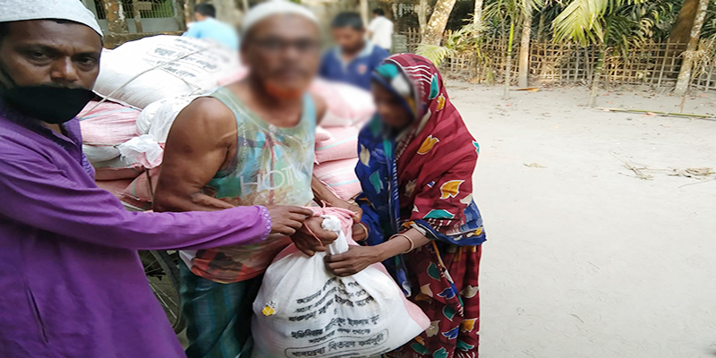 ডোমারে তিন শতাধিক অসহায় পরিবারকে মাওঃ আফেন্দীর সহায়তা