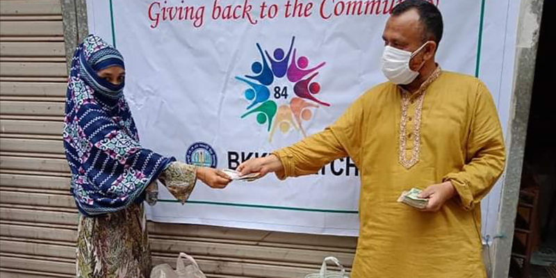 নরসিংদীতে প্রাক্তন ছাত্রদের উদ্যোগে নগদ টাকা ও খাদ্য সামগ্রী বিতরণ
