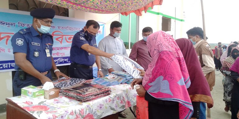 লক্ষ্মীপুর পুলিশ সুপারের পক্ষ থেকে ঈদ বস্ত্র ও খাদ্যসামগ্রী বিতরণ