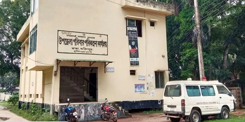 চামেলী শিকদার থাকেন ভারতে, বেতন নেন বাংলাদেশে