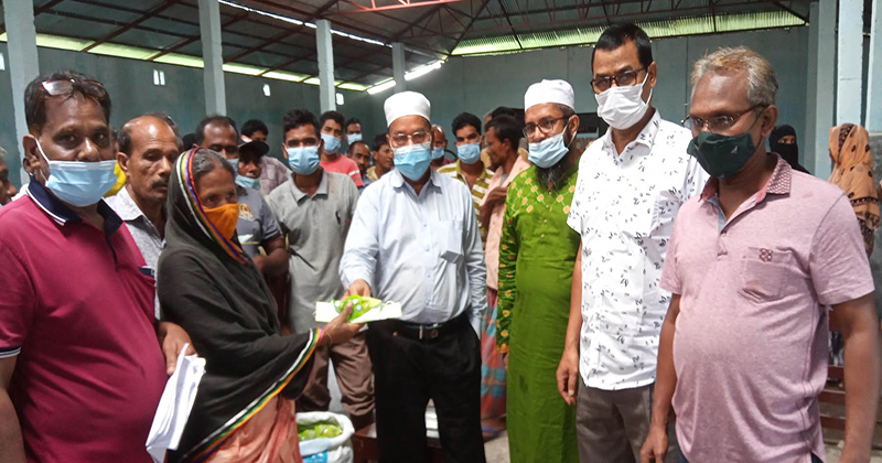 ডোমার পৌরসভায় নগদঅর্থ, মাস্ক ও সাবান বিতরণ