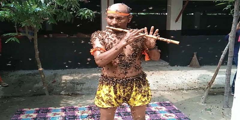 এ যেন অন্যরকম এক বাঁশিওয়ালা!