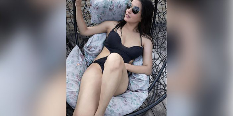 এবার বিকিনিতে উত্তাপ ছড়ালেন রাইমা সেন