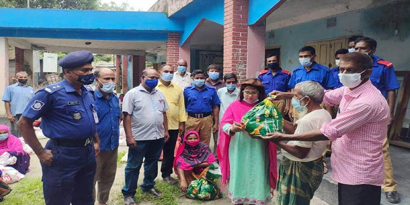 ডোমারে অসহায় পরিবারের মাঝে ইউএনও’র সহায়তা প্রদান