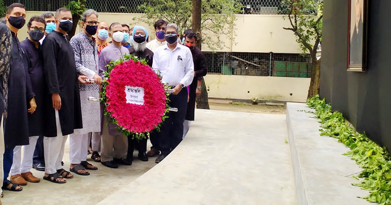 শোক দিবসে বঙ্গবন্ধুর প্রতিকৃতিতে জবির শ্রদ্ধাঞ্জলি