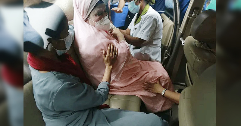 ভ্যাকসিনের দ্বিতীয় ডোজ নিলেন খালেদা জিয়া