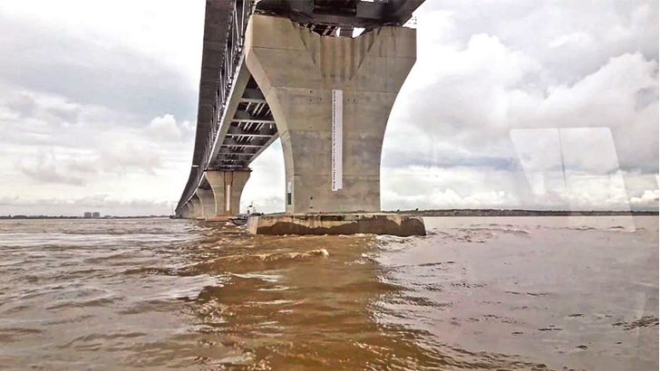 পদ্মা সেতুর ১০ নম্বর পিলারে এবার ‘কাকলি’ ফেরির ধাক্কা