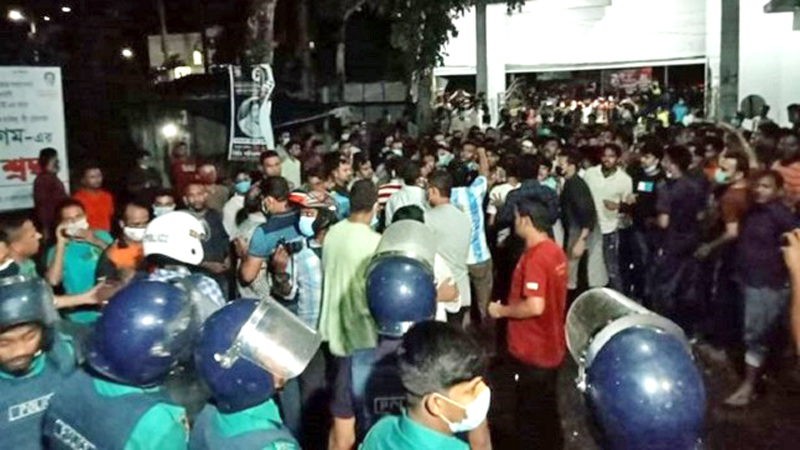 বরিশালে ইউএনও'র বাড়িতে ছাত্রলীগের হামলা