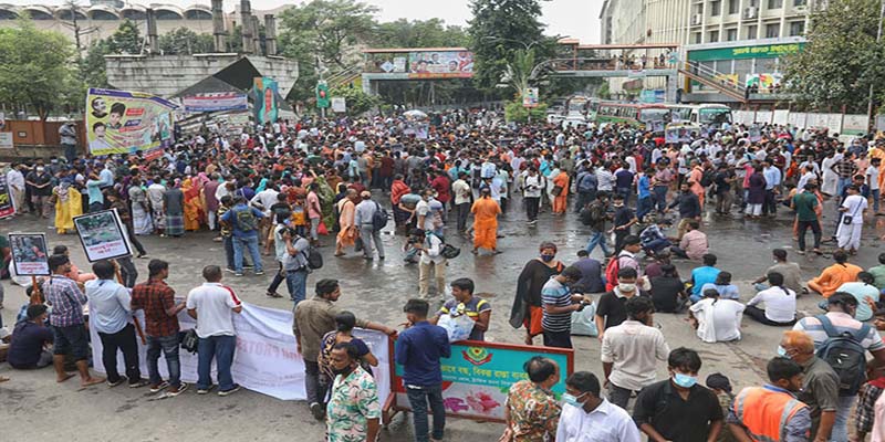 ২৪ ঘণ্টার আল্টিমেটাম দিয়ে অবরোধ তুলে নিলেন ঢাবি শিক্ষার্থীরা